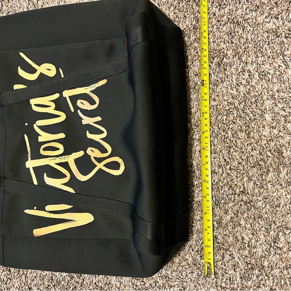 NWOT Victoria’s Secret insulated tote bag with 2 spots for wine 🍷 bottles! - Picture 4 of 8